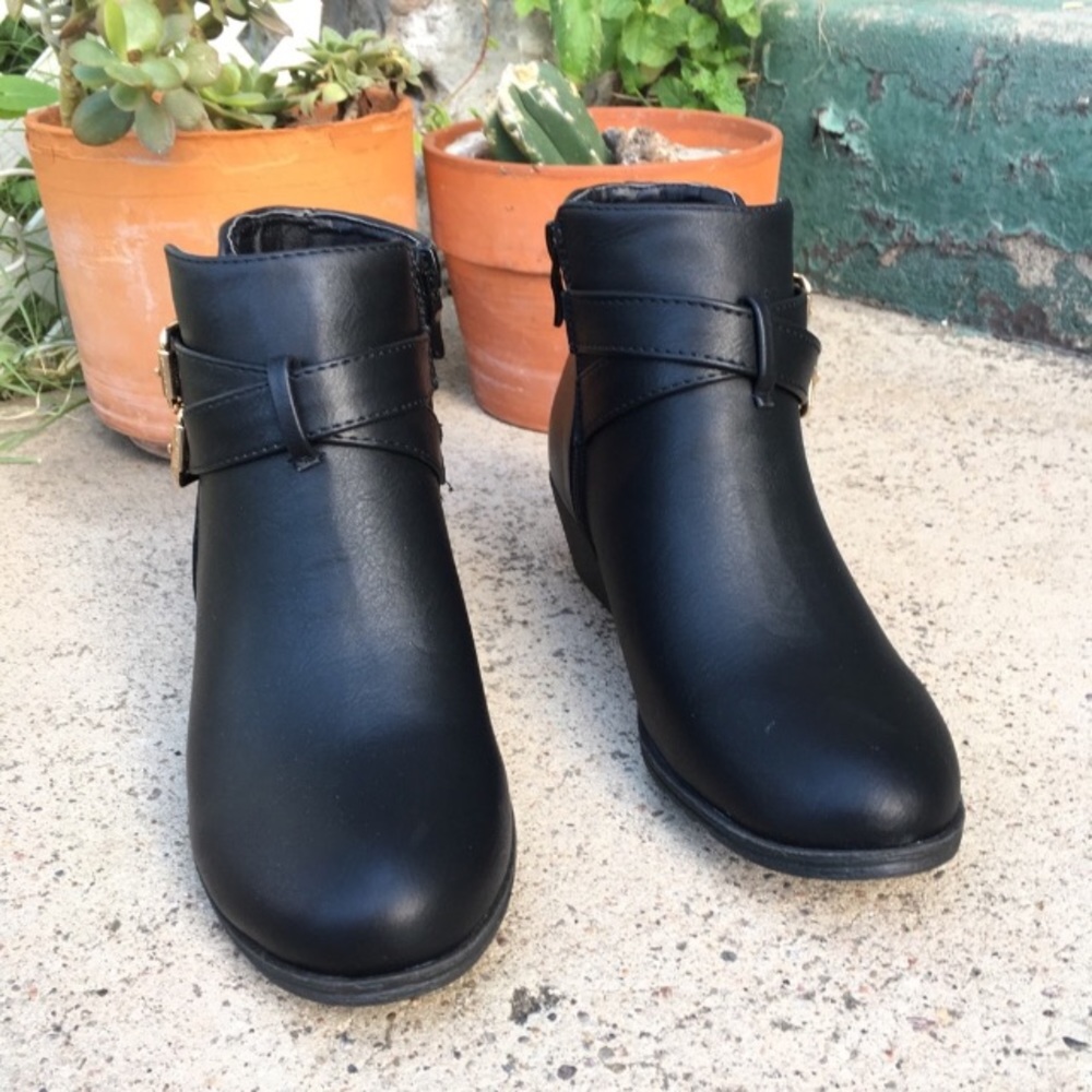 BLACK FAUX LEATHER ANKLE BOOTIE - Picture 6 of 8